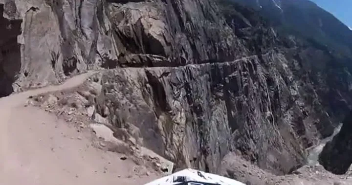 Il motociclista più coraggioso del mondo?