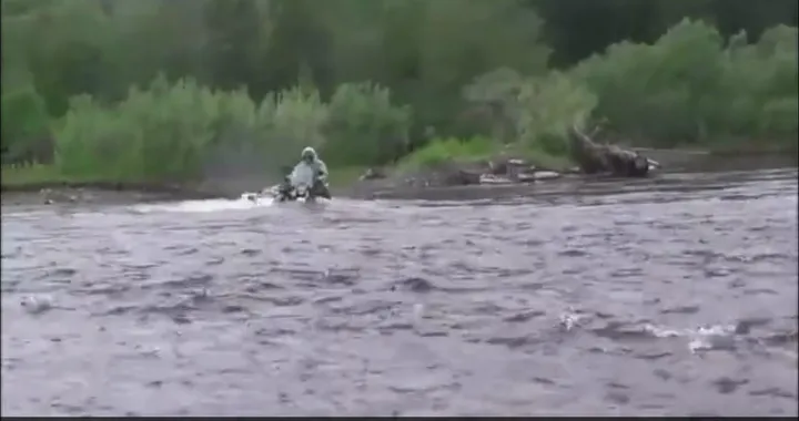 Moto con sidecar attraversano eroicamente il fiume [Video]