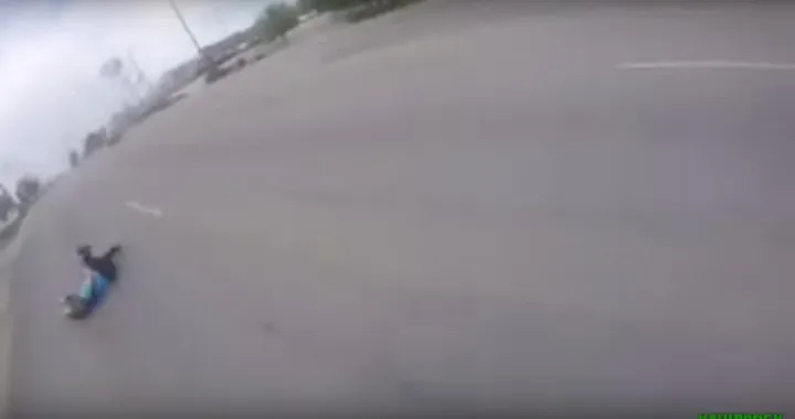Impenna la moto e perde passeggero [Video]