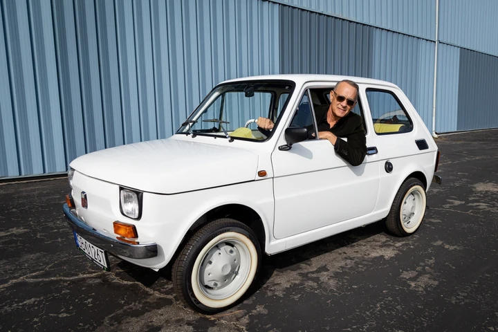La Polski Fiat 126p di Tom Hanks venduta all'asta per 83.500 dollari
