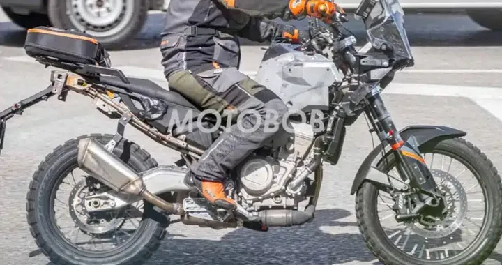 Nuova KTM 490 Adventure: prime foto della media enduro rally