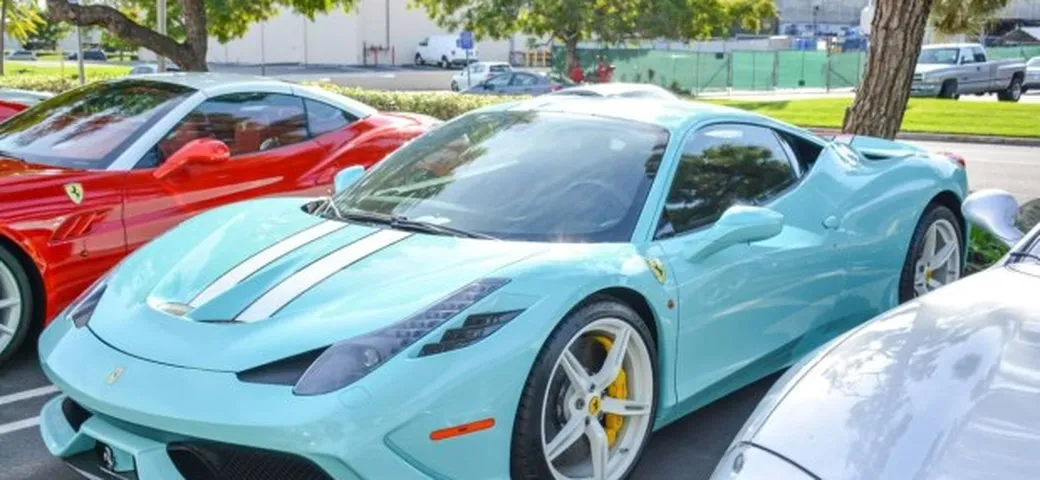 La immagini di una Ferrari 458 Speciale in Tiffany Blue