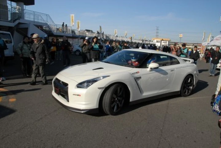 Mine's Nissan GT-R in pista