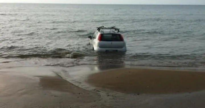 Parcheggi in folle e senza freno a mano? L’Epic Fail finisce in mare