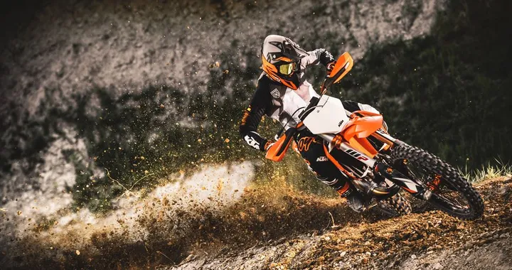 KTM presenta la nuova gamma SX 2021: arriva l'app per gestire la moto