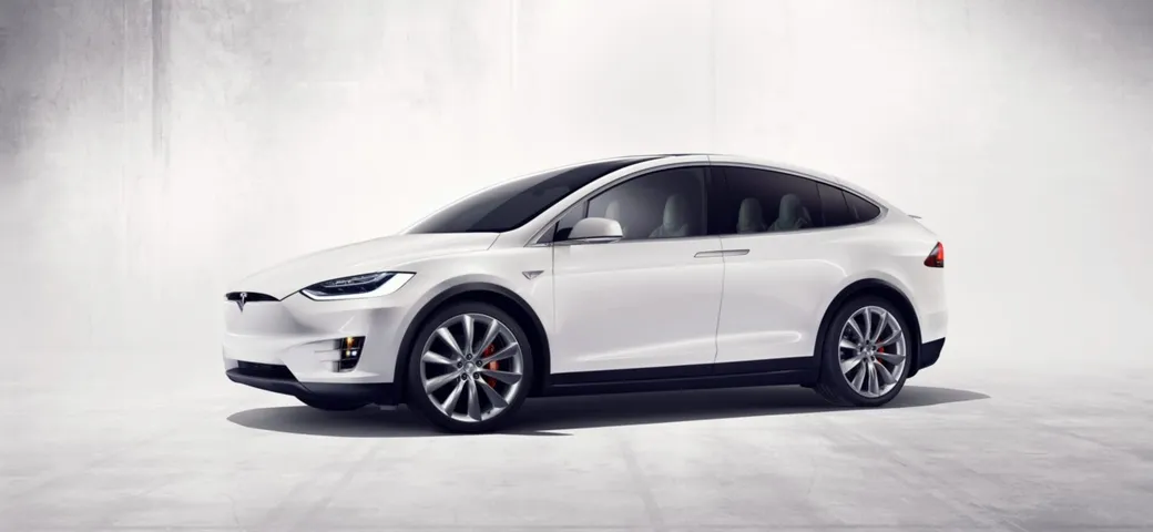 Guida autonoma Tesla: causa per l'incidente mortale sulla Model X