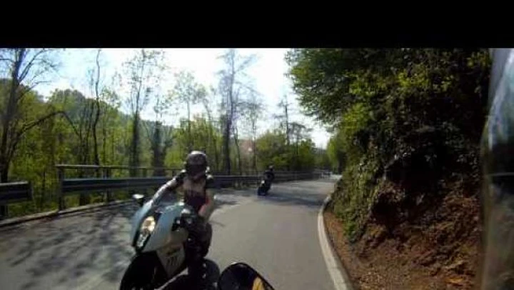 Motociclisti rischiano scontro frontale sulle Alpi [video]