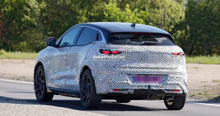 Restyling per la Renault Megane E-Tech Electric: look rivisto