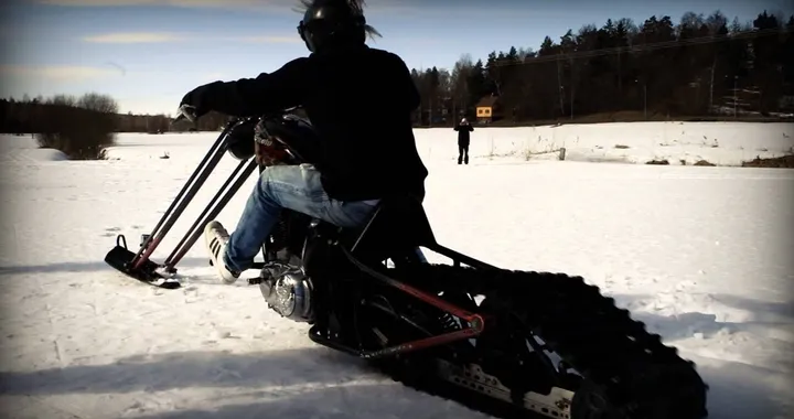 Harley-Davidson trasformata in motoslitta