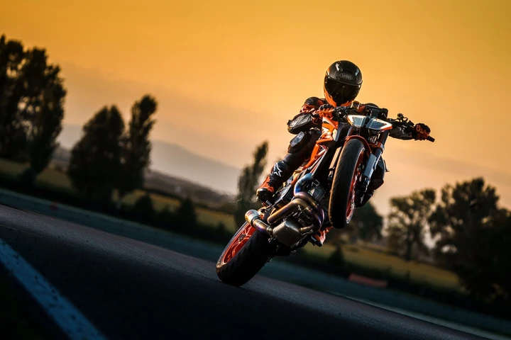 Austria: fino a 10.000 euro di multa per chi impenna o derapa in moto