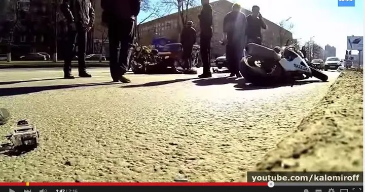 Motociclista spericolato si schianta nel traffico [Video]