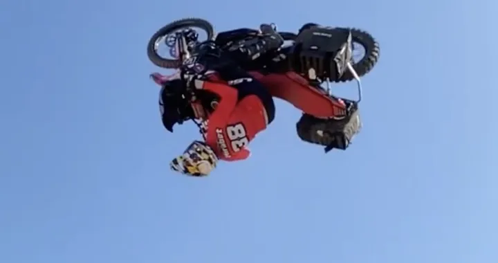 Backflip con una Honda Africa Twin: ecco il video