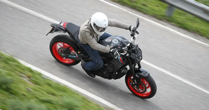 Yamaha MT-09 2021: sull'Etna per la prova su strada della naked tre cilindri (Video)