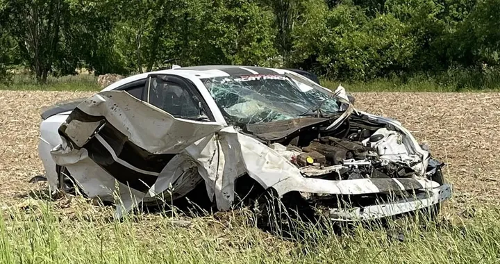 Sopravvive per miracolo dopo aver rubato una Dodge Charger da un'asta e averla distrutta a 263 km/h