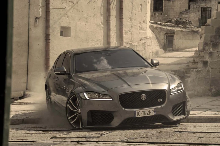 La Jaguar XF a Matera con James Bond [Video]