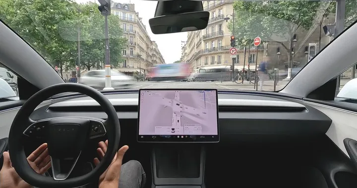 Tesla lancia FSD v14.3: latenza ridotta del 20%, guida autonoma più sicura