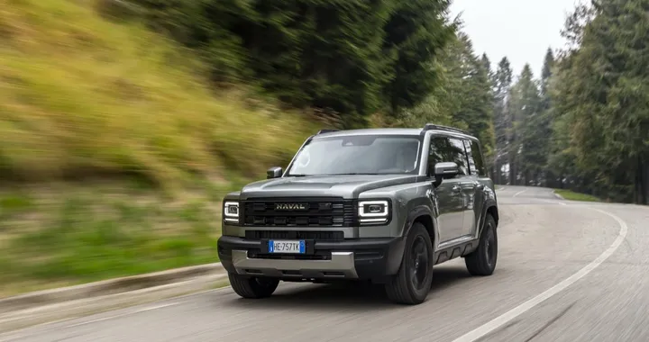 Il nuovo SUV cinese dalla potenza che arriva fino a 435 CV: in Italia parte da 29.900 euro