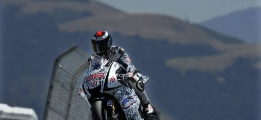 Lorenzo matador. Pedrosa vola ... a terra. Rossi sul podio