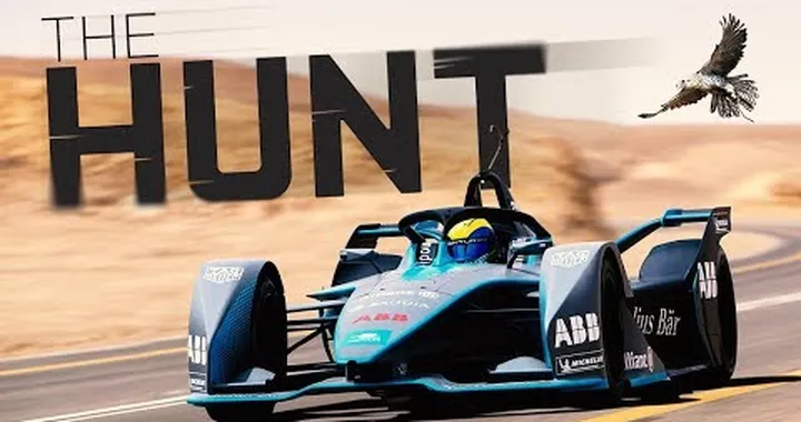 Gara di velocità tra la Formula E di Felipe Massa e un falco pellegrino