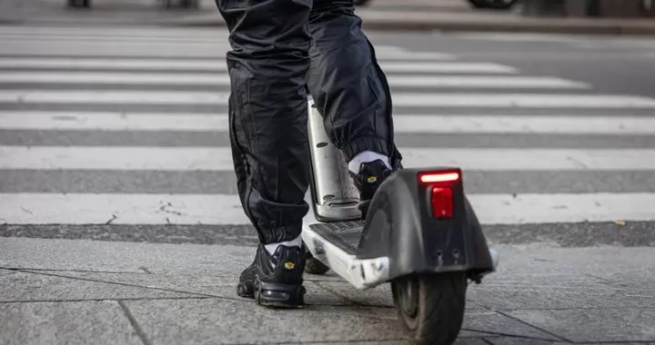 Monopattini a 100 km/h: la folle moda che sta allarmando l’Italia