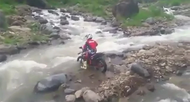 Epic Fail: guado in moto finito male [Video]