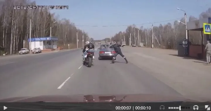 Forza il blocco e il poliziotto s'infuria [Video]