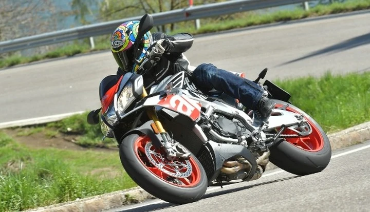 Aprilia Tuono V4 1100 Factory M.Y. 2017: prima prova