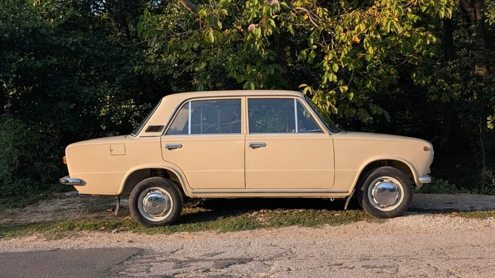 Comprano una Lada in Bulgaria per tornare in Olanda, ma si fermano a tre ore da casa