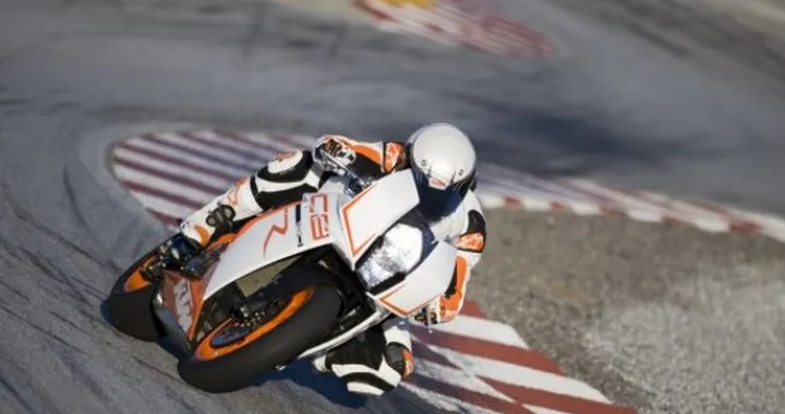 KTM gamma 2011: mega gallery della 1190 RC8R e nuove colorazioni per 990 Adventure, 990 Super Duke e 690 Duke