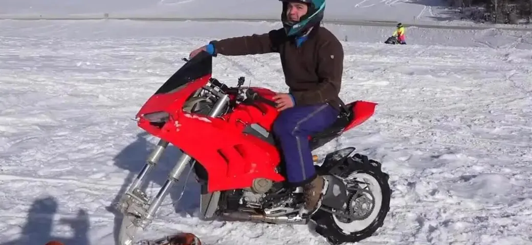 Matt Spears trasforma una Ducati Panigale V4 in motoslitta