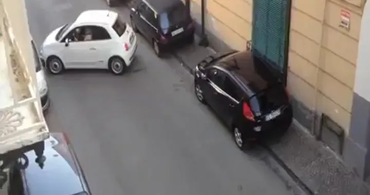 Follia a Cardito: blocca la via per ore e si inalbera