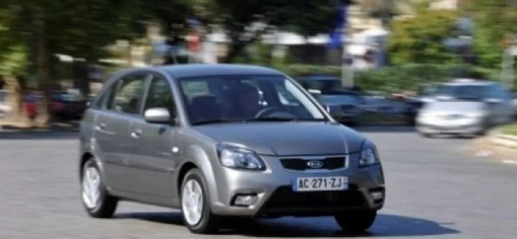 Kia: le prime immagini della Rio restyling