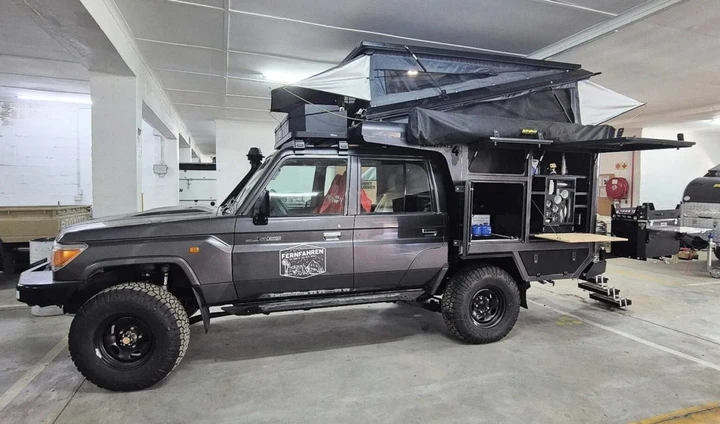 Questo Toyota Land Cruiser nasconde un camper completo con quattro posti letto
