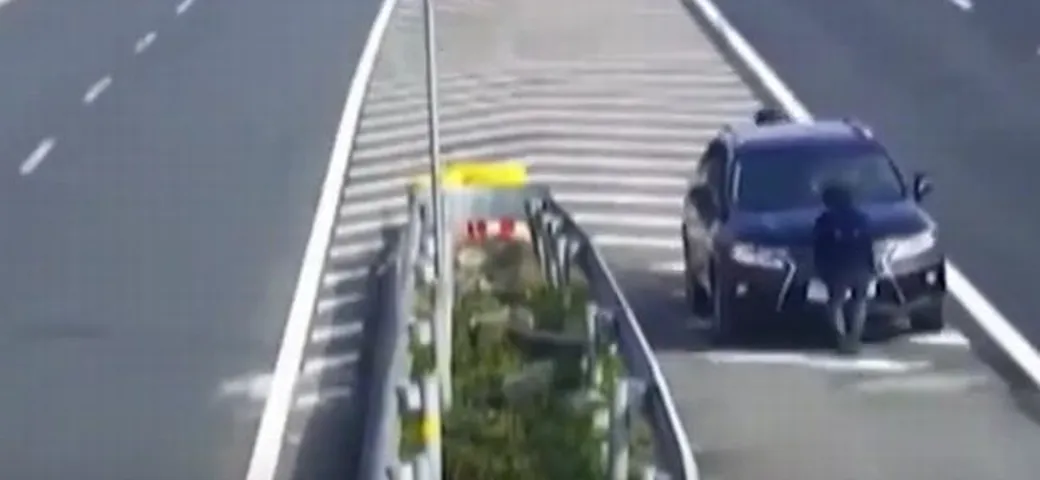 Copre la targa grazie al passeggero