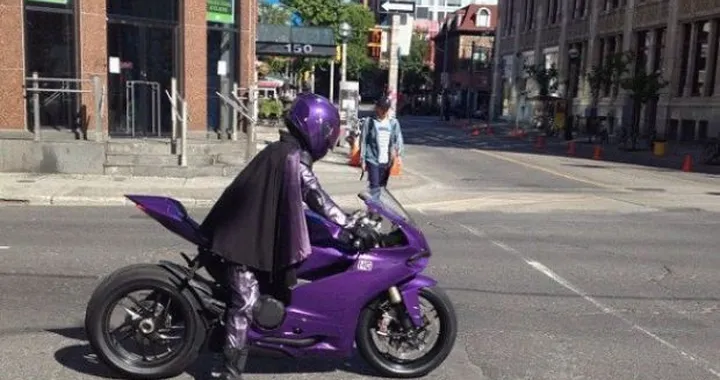 Foto del giorno: Chloe Moretz su Ducati 1199 Panigale