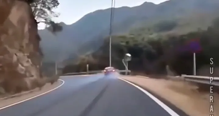 Sorpassa una moto, si schianta e precipita nel burrone [Video]