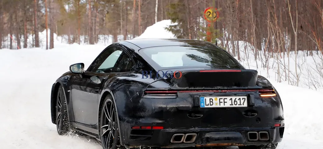 Porsche 911 (992) Turbo: foto spia con Ducktail