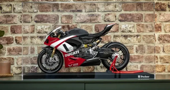 Una Ducati Panigale V2 da salotto: 700 pezzi e firma di Fogarty