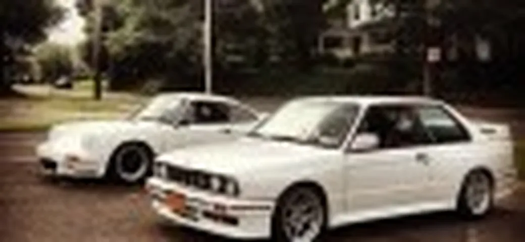 Una BMW M3 e30 sfida una Porsche 911 del 1974