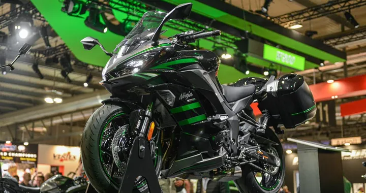 Kawasaki Ninja 1000SX, fino a settembre con le borse in omaggio