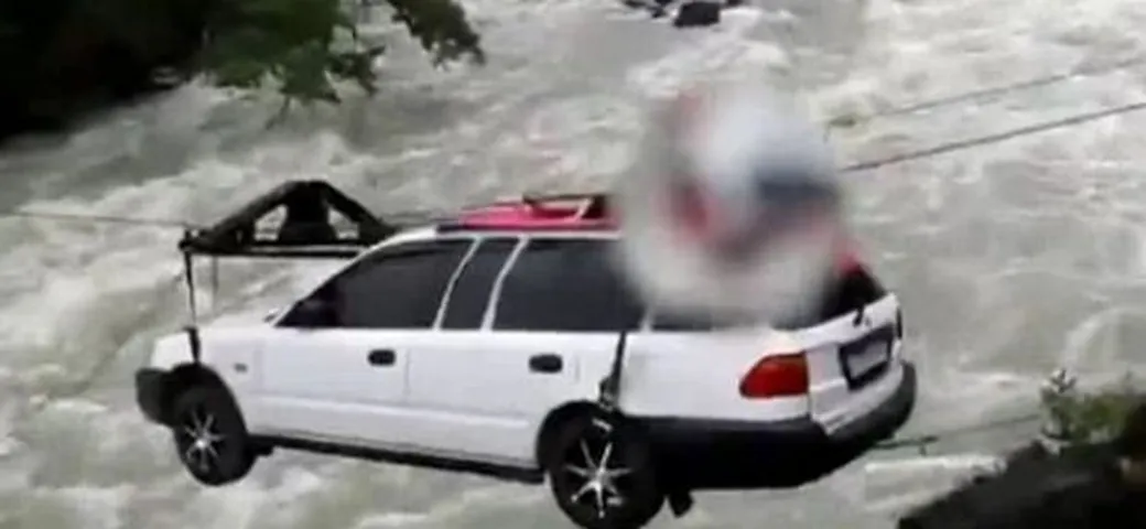 L'auto attraversa il fiume. L'Epic Win è sul ponte tirolese