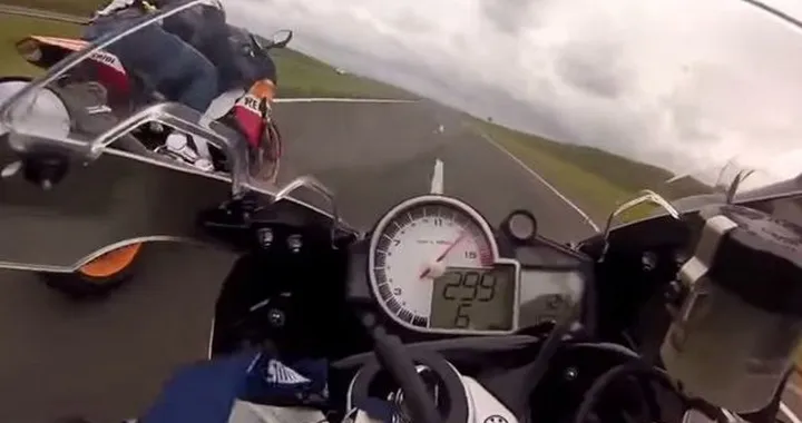 BMW S1000RR vs Honda CBR1000RR Repsol Replica [video]