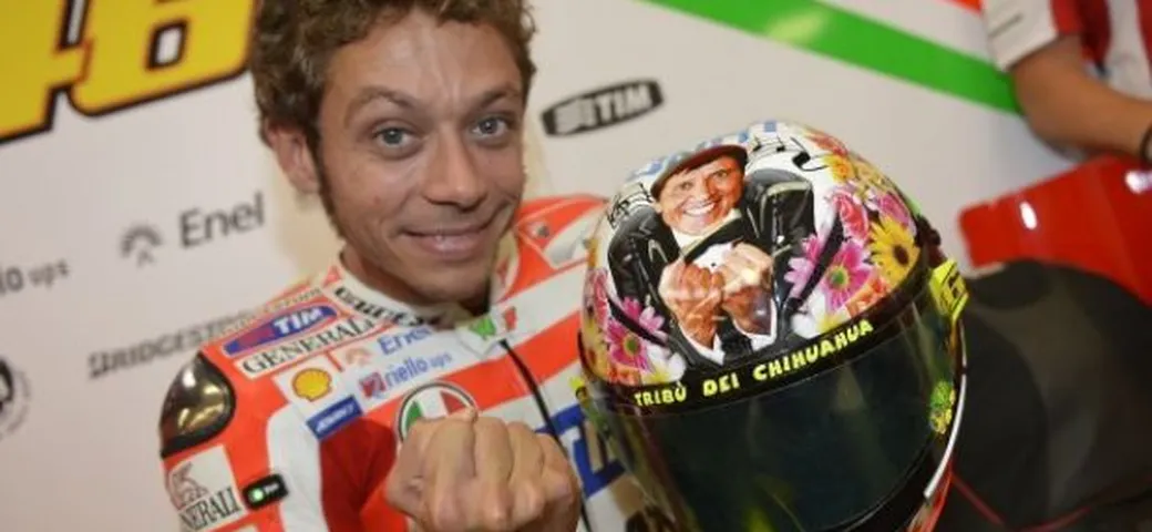 MotoGP, Mugello: Valentino Rossi presenta il suo casco speciale 2012