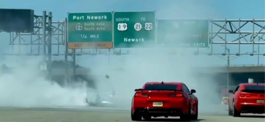 Chevrolet Camaro: autostrada USA bloccata per i donuts [Video]