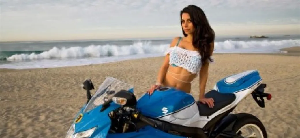 Sexy Bikers: Angela angelica sulla GSX-R 750