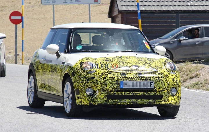 MINI Cooper E: foto spia su strada