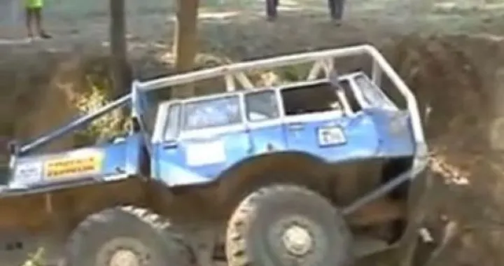 L'autocarro scivola su se stesso. L'Epic Fail è... a metà