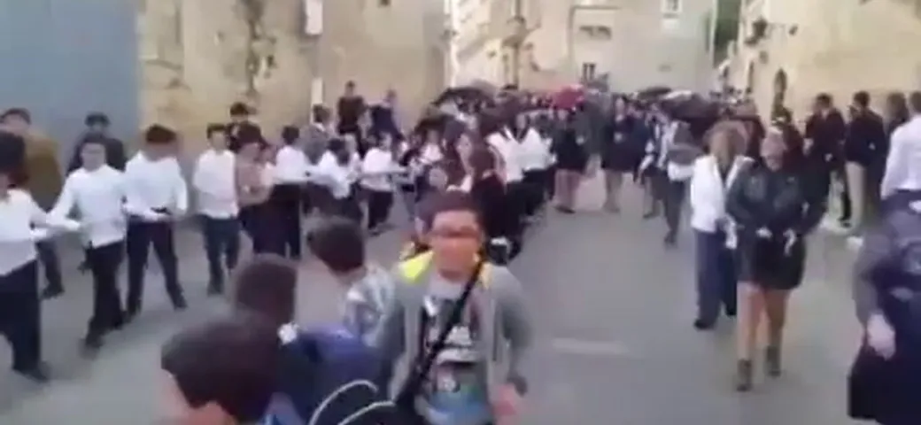 Malta: Arcivescovo su una Porsche trainata dai bambini