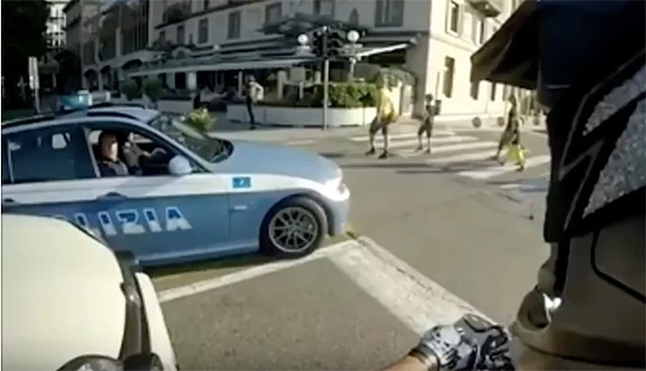 Como: semina in moto la Polizia e posta video su YouTube