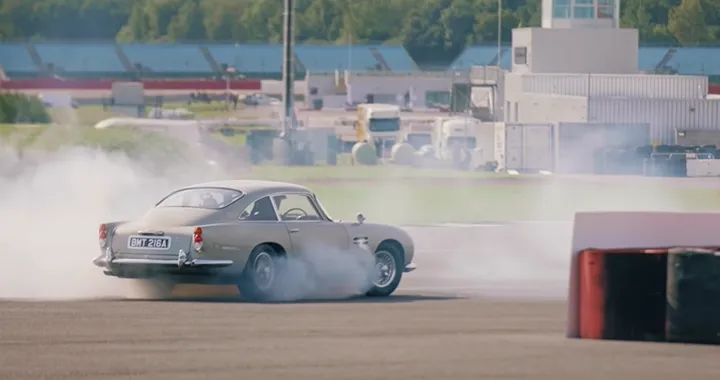 F1: i piloti dell'Aston Martin Racing guidano la DB5 di 007 [Video]